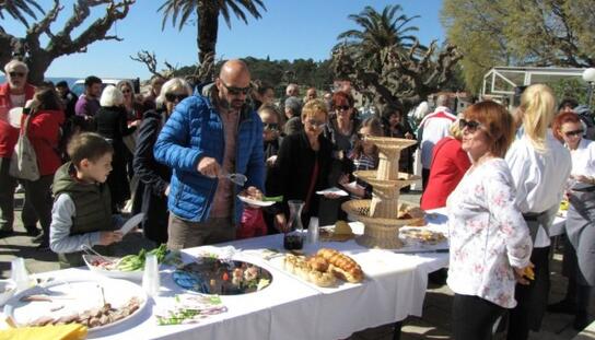 Poklon Grada Makarske i Turističke zajednice: Stotine Makarana i gostiju uživalo u prvom Uskrsnom doručku