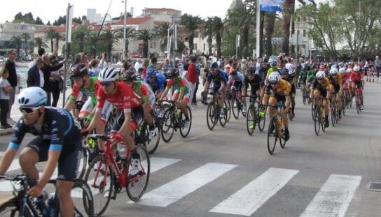 Utrka Tour Of Croatia projurila makarskom rivom uz podršku nekoliko stotina gledatelja