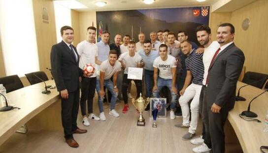 Prijem gradonačelnika za prvake Hrvatske u futsalu: MNK Novo Vrijeme Apfel i Grad Makarska ruku pod ruku idu u Ligu prvaka