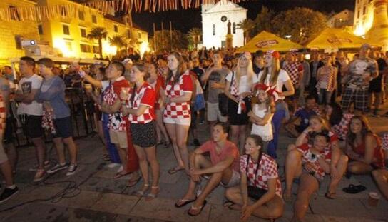 Svjetsko nogometno prvenstvo: Javno gledanje utakmice Hrvatska-Danska na Kačićevu trgu