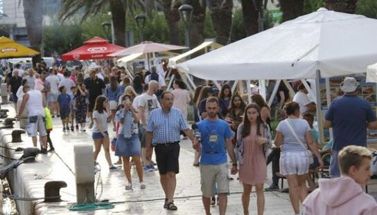 Osam godija tradicije: Fešta sv.Petra i Sajam makarskih proizvoda napunili gradsku rivu