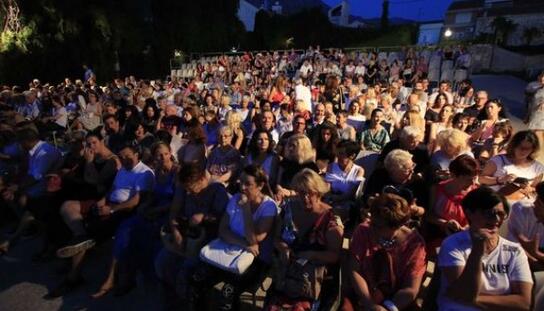 Podignuta zastava Makarskog kulturnog ljeta: Predstava ‘Čovik, zvir i kripost’ napunila Ljetno kino