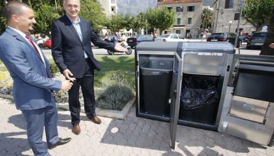 Makarska prva u županiji počela s cjelovitim rješenjem za odvajanje otpada na javnim površinama: Četiri pametna spremnika na gradskoj rivi umjesto kanti za otpatke
