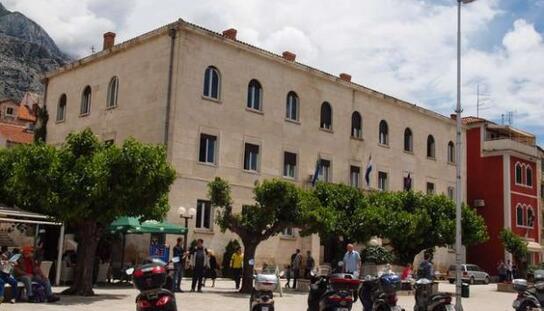 Obavijest roditeljima čija djeca pohađaju osnovnu školu: Besplatne udžbenike, radne bilježnice i zbirke zadataka učenici će preuzeti u rujnu prvog dana školske godine