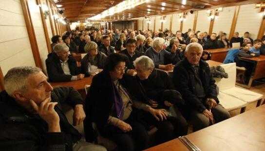 Potresna svjedočanstva hrvatskih branitelja: U Makarskoj prikazan film ‘Glavu dole, ruke na leđa ‘ Stipe Majića Pipe