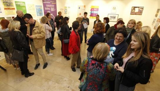 Obilježavanje 20. obljetnice Savjetovališta Lanterna: U Galeriji Antun Gojak otvorena izložba Svijetlo u zajednici