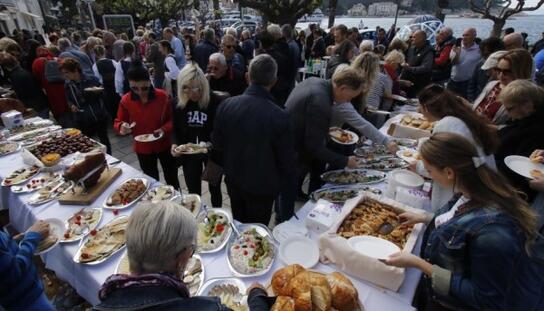 Uskrsni doručak: Makaranima i turistima delicije pripremali najbolji gradski kuhari, a atmosferu začinio Đani Stipaničev