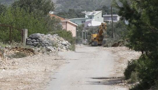 Stari velikobrdski put postaje suvremena prometnica: Za otkup zemljišta, proširenje i uređenje ulice Grad Makarska osigurao 6 milijuna kuna