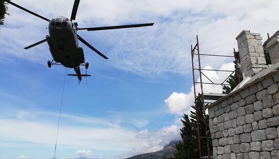 Helikopter MORH-a prevozio kamene ploče za obnovu crkve Sv. Martina u Kotišini: Gradonačelnik Makarske zahvalio Ministarstvu obrane na pomoći