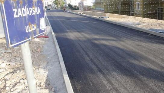 Uloženo 2,5 milijuna kuna: Nakon izgradnje vodoopskrbne, kanalizacijske, električne telekomunikacijske i mreže oborinske odvodnje asfaltiran prvi krak Zadarske ulice