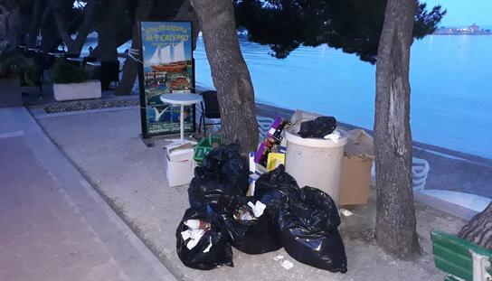 Akcija komunalnog redarstva i Makarskog komunalca: 6 ugostitelja bit će kažnjeno zbog nepropisnog odlaganja otpada na gradskoj plaži