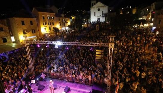 Veliki koncert povodom Dana pobjede: Indira i Slavonia bend ''zapalili'' Kačić