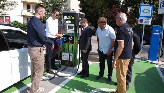 Razvojni projekt eMobilnost: Počela s radom prva HEP-ova punionica za električna vozila na makarskom području