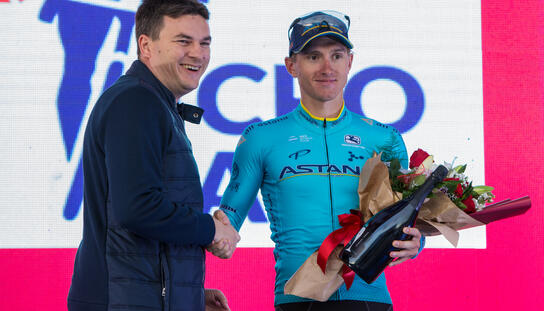 Treća etapa  biciklističke utrke CRO RACE završila u Makarskoj: Nagradu pobjedniku uručio gradonačelnik Jure Brkan