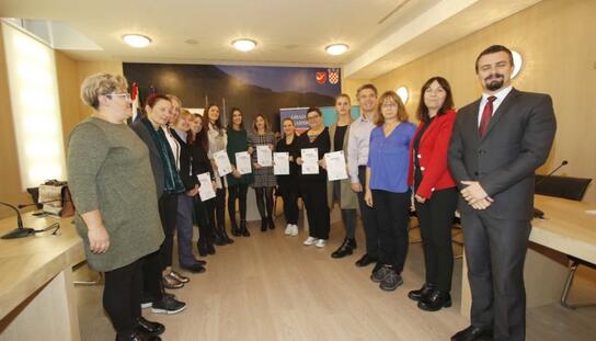 S osmijehom u školu: Novim pomoćnicima u nastavi uručene potvrde o završenoj edukaciji