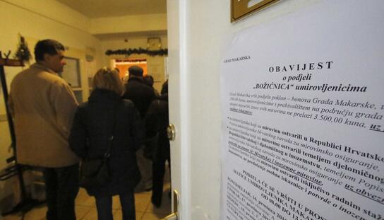 Počela podjela poklon bonova: Božićnice će dobiti preko 2700 makarskih umirovljenika