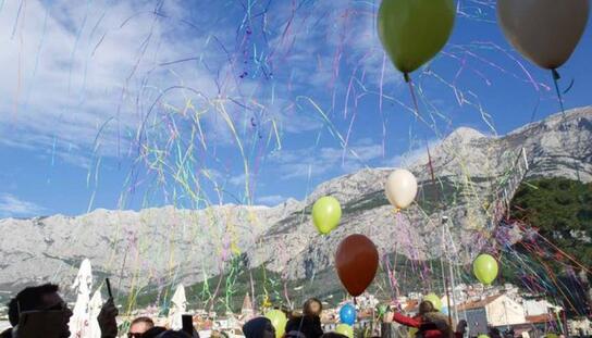 Fešta počela već u podne: Najmlađi Makarani u podne veselo ispratili staro ljeto