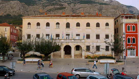 Demanti gradonačelnika Jure Brkana: Grad Makarska ne traži 23 nova službenika i namještenika