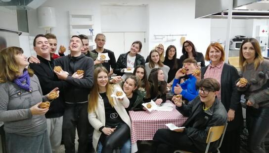 Projekt ,,Osjeti Makarsku'': Srednjoškolci učili raditi tortu Makaranu