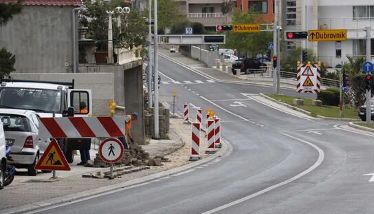 Počeli radovi na rekonstrukciji oborinske odvodnje: Od danas privremena regulacija prometa u Vukovarskoj ulici od hotela Rosina do Hvarske ulice