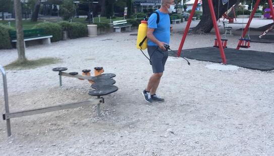 Djelatnici Pogona za obavljanje komunalnih djelatnosti provode dezinfekciju dječjih  igrališta