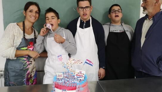 Srednjoškolci 2. razreda odjeljenja Pomoćni kuhar Srednje strukovne škole Makarska napravili tortu za Dan grada Makarske