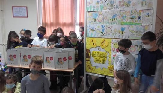 Treću godinu zaredom: U makarskim osnovnim školama obilježen ,,Školski medni dan''