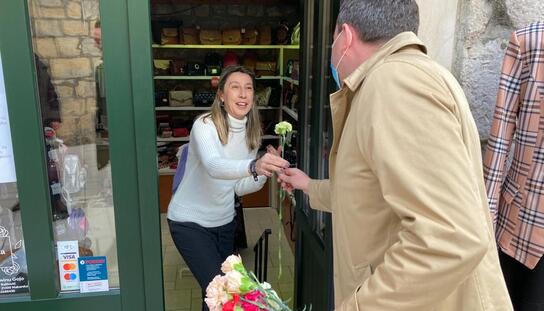 Gradonačelnik uz karanfile čestitao Međunarodni Dan žena