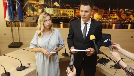 Gradonačelnik Zoran Paunović i zamjenica Antonia Radić Brkan s novinarima : Prvi korak sastanci sa gradskim pročelnicima, direktorima gradskih tvrtki i ravnateljima javnih ustanova