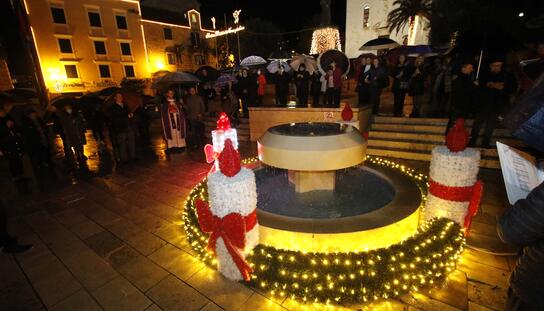 Zasvijetlio Božićni grad, upaljena prva adventska svijeća na Kačićevu trgu