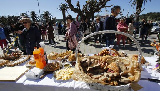 Uskrsni doručak: Makaranima i gostima delicije na gradskoj rivi pripremili najbolji makarski kuhari