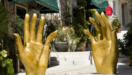 Projekt Maestrale oživio staru gradsku jezgru: Instalacija ,,Imaš zlatne ruke'' postavljena u čast  makarskih umjetnika